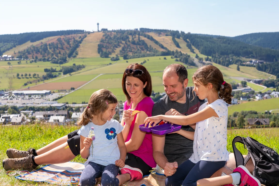 Familie beim Picknick mit Blick auf den Ettelsberg in Willingen