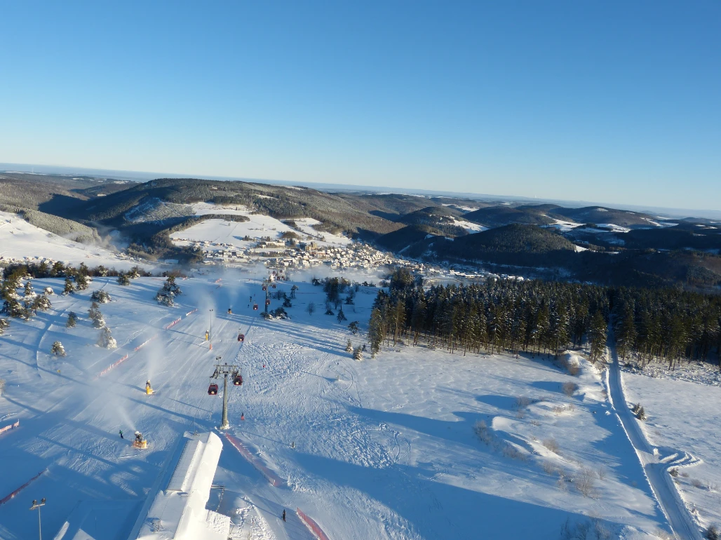 Blick vom Ettelsbergturm auf das Skigebiet Willingen