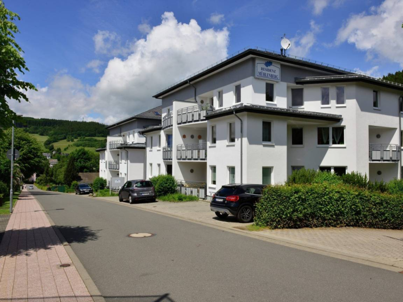 Apartmentgebäude an der Straße in Willingen