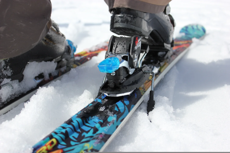 Ski-Nahaufnahme bei einem Erwachsenenskikurs in Willingen