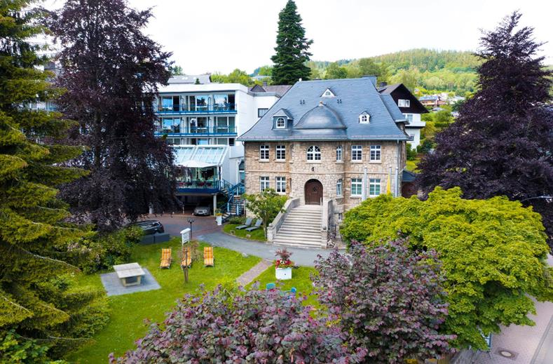 Gebäude in grüner Umgebung bei Willingen