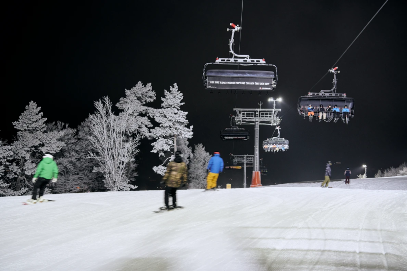 Beleuchtete K1-Piste bei Nacht in Willingen