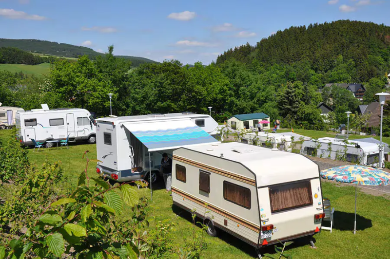 Luftaufnahme des Campingplatzes Opperland in Willingen