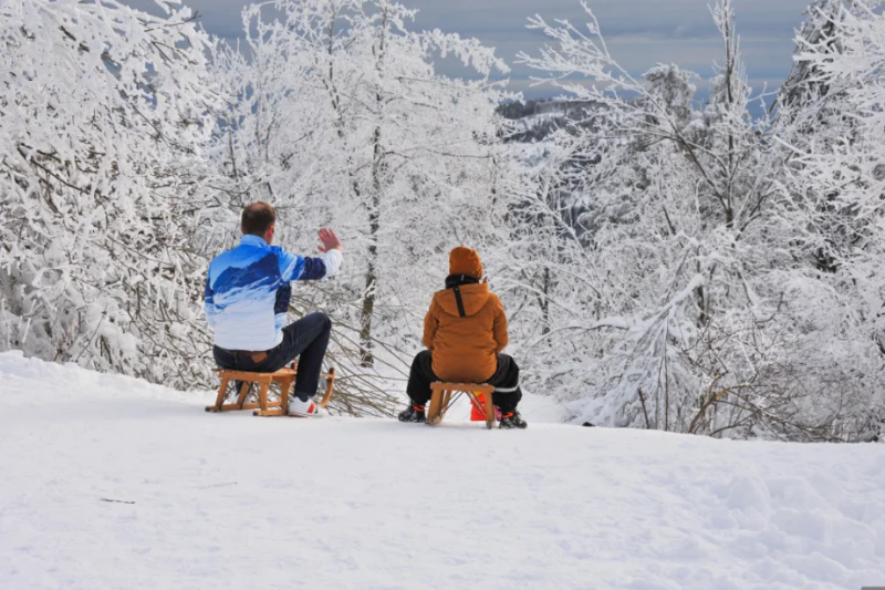 Rodeln auf dem Waldweg im Winter in Willingen