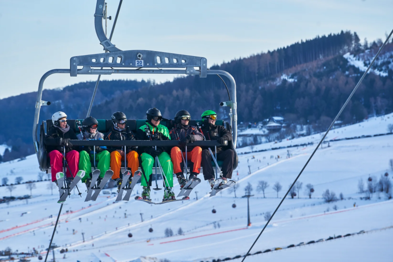 Skifahrer in der Sesselbahn am Ritzhagen in Willingen