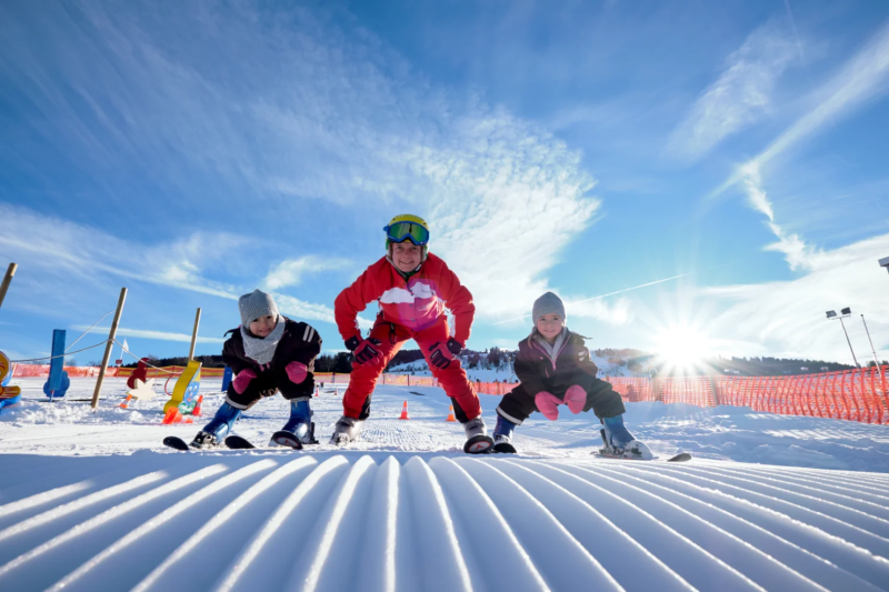 Skischule auf frisch präparierter Piste in Willingen