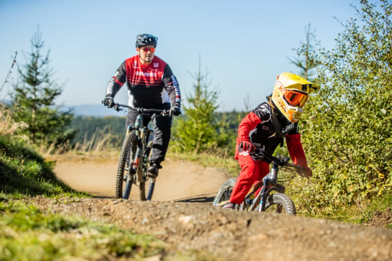 Vater mit Kind im Bikepark Willingen