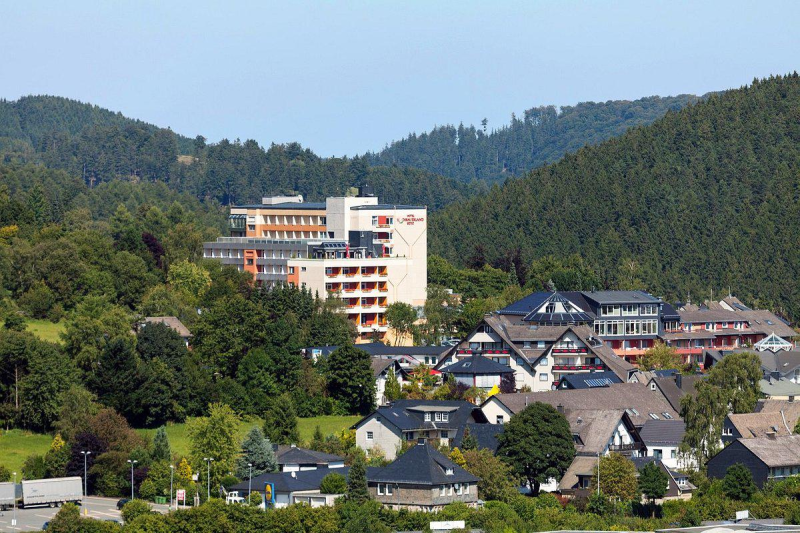Luftaufnahme von Willingen im Winter mit Hotel
