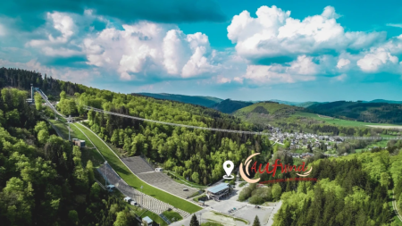 Luftaufnahme vom Café Aufwind am Skywalk in Willingen