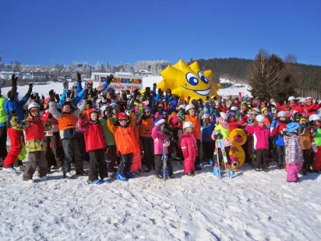 Gruppe der DSV-Skischule in bunten Skianzügen in Willingen