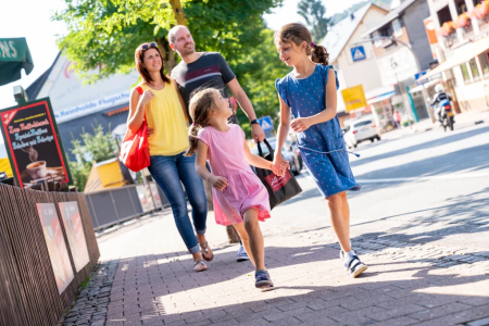 Familie beim Einkaufsbummel in Willingen