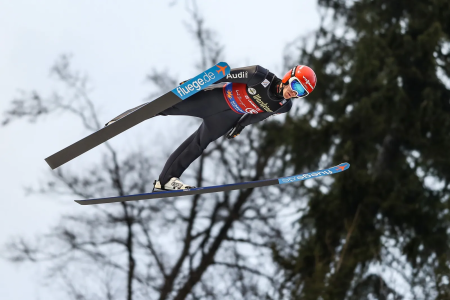 Schansspringer in de lucht tijdens de FIS Skisprung Weltcup in Willingen