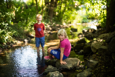 Kinder beim Spielen am Bach bei Willingen