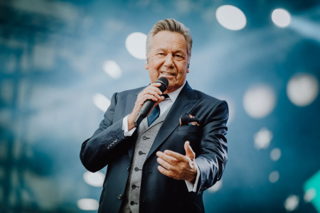 Roland Kaiser met microfoon op het podium
