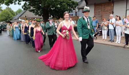 Optocht van schutters en het koningspaar tijdens het Schützenfest in Willingen