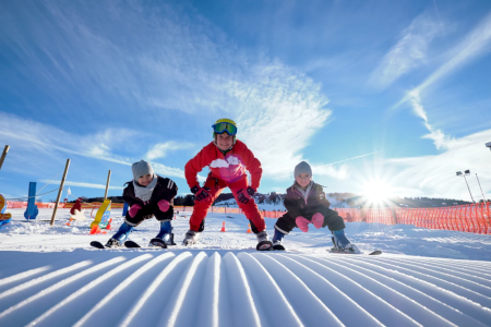 Skischule auf frisch präparierter Piste in Willingen