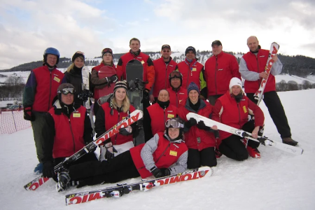 Team der Skischule Willingen in roten Anzügen