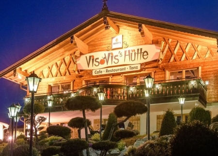 Vis-à-Vis-Hütte am Abend beleuchtet in Willingen