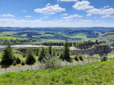 Grindweg langs een steengroeve met bosranden erachter – Daltocht van Willingen naar de Niedersfelder Hochheide, Willingen