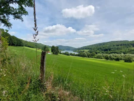 De Muhlenkopfschanze met aanloop en tribunes, werkvoertuig op de voorgrond – Skywalk, Graf-Stolberg-hut en Diemelbron, Willingen