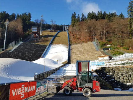 Weiland met een enkele boom en uitzicht over de heuvels – Diemelsee en Diemelsteig vanuit Mühlenberg, Willingen