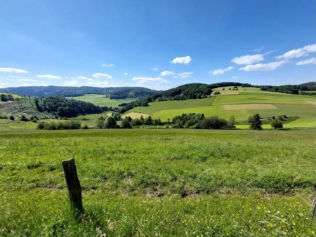 Weiland met een houten hek en uitzicht over het glooiende landschap – Schwalefeld, Ittertal en Dommeldal vanuit Rattlar, Willingen
