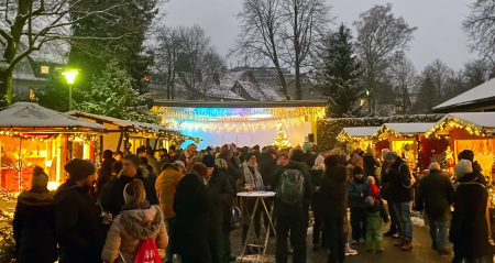 Verlichte kraampjes en bezoekers op de kerstmarkt Willinger Wintermärchen
